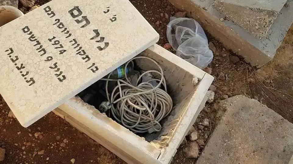 קבר של תינוק שהפך ל"מחסן" בבית עלמין בראש העין קבר של תינוק שהפך ל"מחסן" בבית עלמין בראש העין