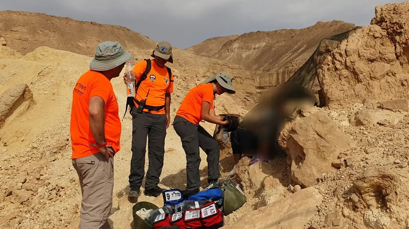 אם וביתה שאבדה דרכם ונשארו במהלך הלילה בשטח בקניון האדום חולצו על ידי מתנדבי יחידת החילוץ המשטרתית אם וביתה שאבדה דרכם ונשארו במהלך הלילה בשטח בקניון האדום חולצו על ידי מתנדבי יחידת החילוץ המשטרתית