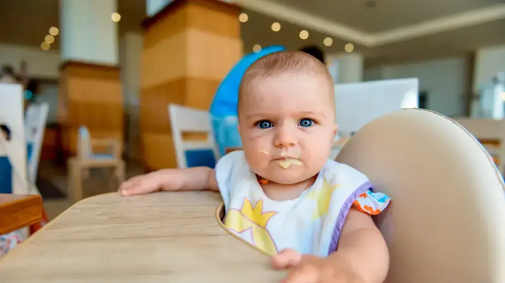 השולחנון הקטן שלה הרבה יותר מלוכלך מהשולחן שלכם. תינוקת חמודה בכסא אוכל השולחנון הקטן שלה הרבה יותר מלוכלך מהשולחן שלכם. תינוקת חמודה בכסא אוכל