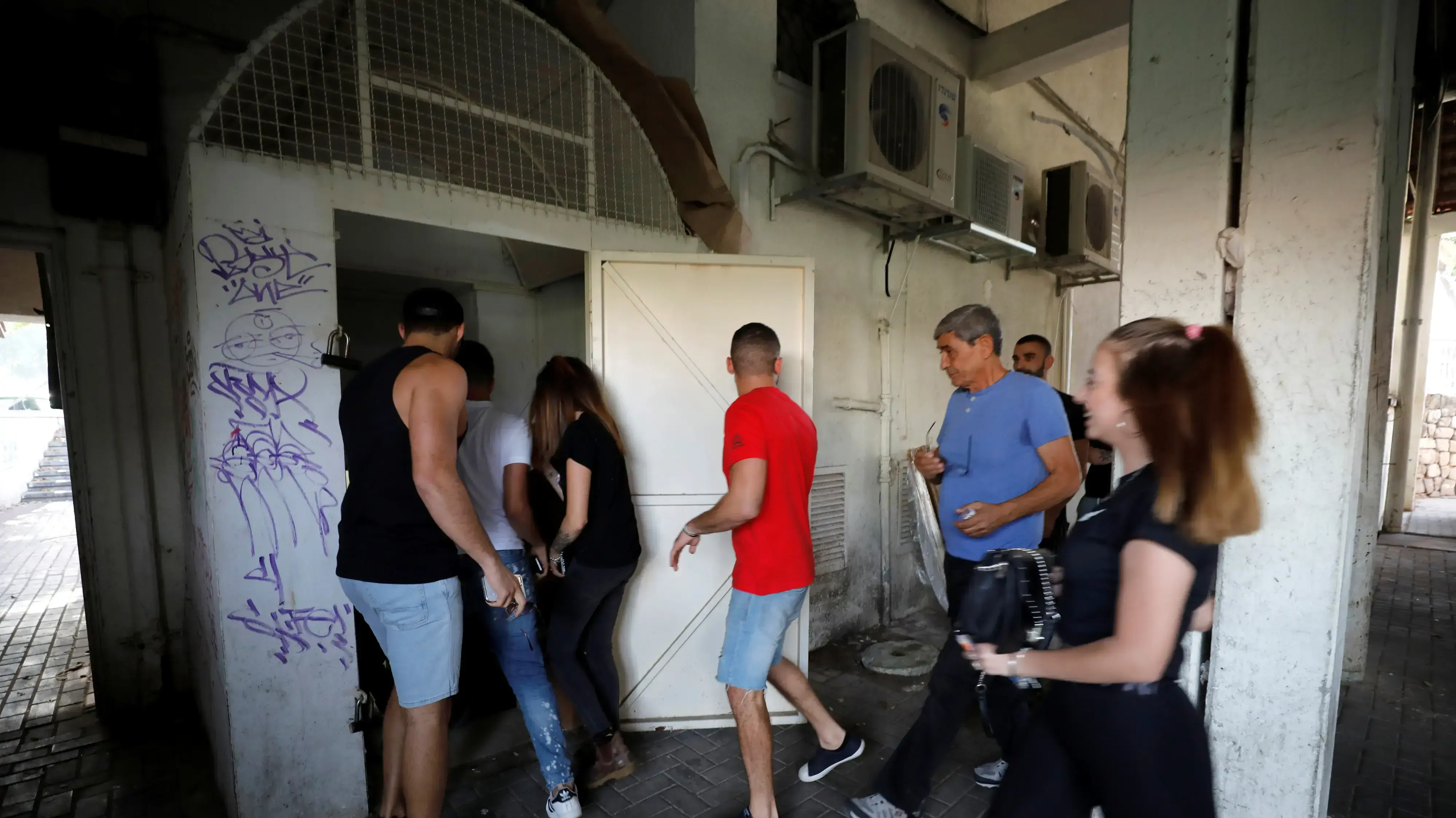 אנשים רצים למקלט באשקלון, 13 בנובמבר 2019 אנשים רצים למקלט באשקלון, 13 בנובמבר 2019