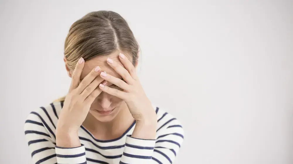 זה ממש נורמלי להרגיש ככה. אישה מדוכאת זה ממש נורמלי להרגיש ככה. אישה מדוכאת
