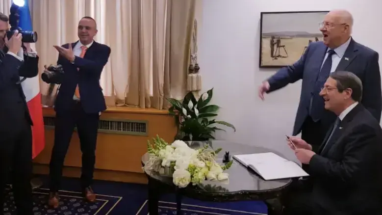  נשיא צרפת עמנואל מקרון השאיל את מצלמתו של צלם לע״מ והנציח  את נשיא המדינה ראובן ריבלין ונשיא קפריסין, ניקוס אנסטסיאדיס, בזמן שזה חותם על ספר האורחים.22 בינואר 2020