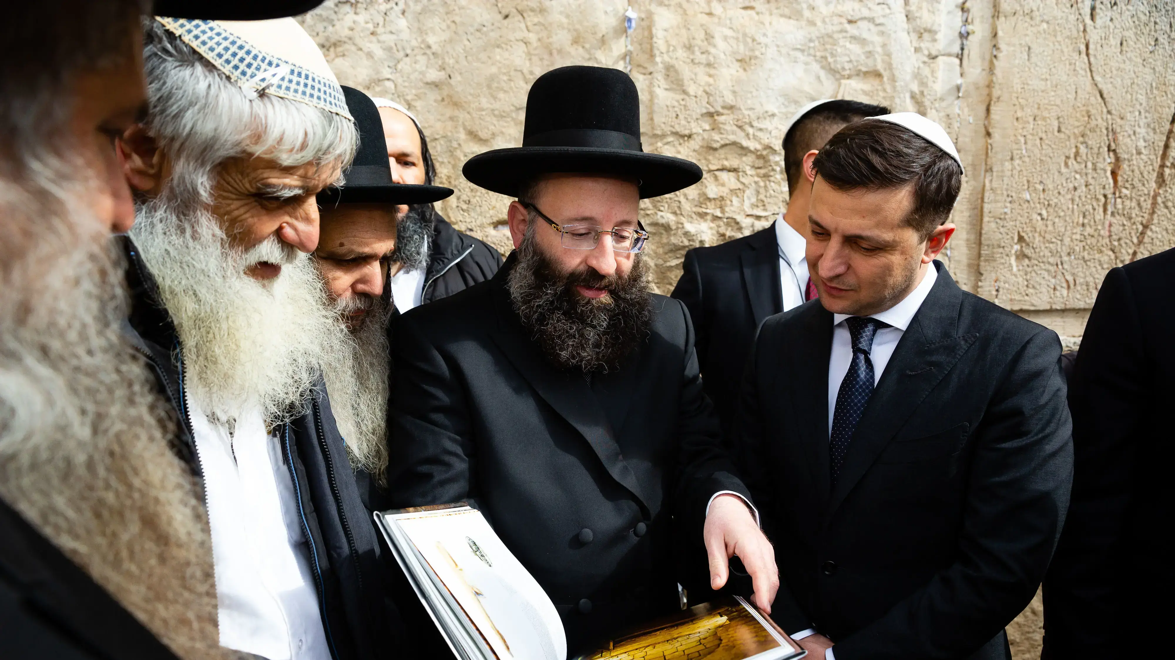נשיא אוקראינה, וולודימיר זלנסקי במהלך ביקורו בכותל 23 בינואר 2020 נשיא אוקראינה, וולודימיר זלנסקי במהלך ביקורו בכותל 23 בינואר 2020