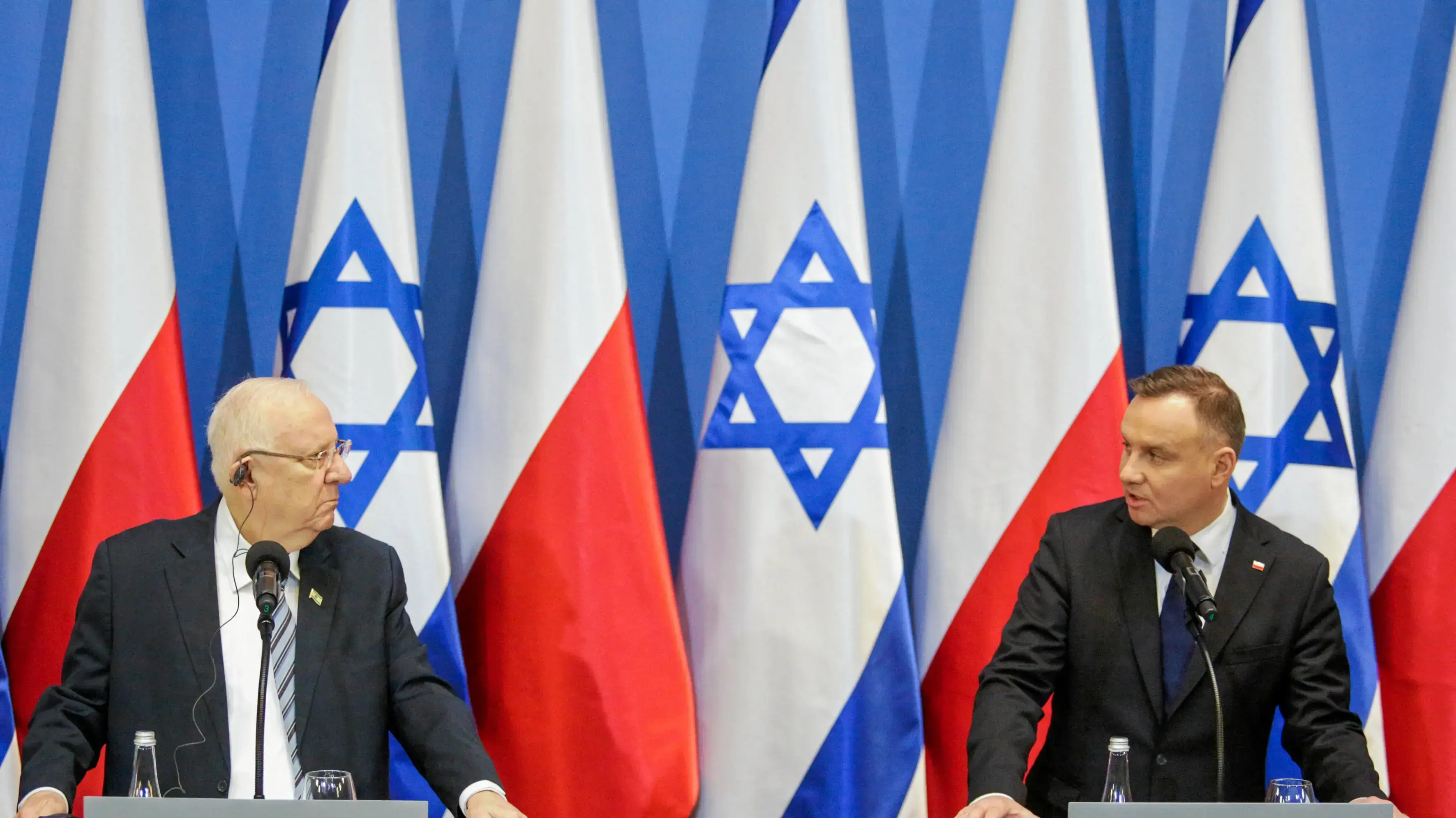 נשיא פולין, אנדז'יי דודה במהלך הצהרות לתקשורת עם נשיא המדינה, ראובן ריבלין לאחר טקס הנחת הזרים, במלאת 75 שנה לשחרור מחנה הריכוז וההשמדה אושוויץ, פולין 27 בינואר 2020
נשיא פולין, אנדז'יי דודה במהלך הצהרות לתקשורת עם נשיא המדינה, ראובן ריבלין לאחר טקס הנחת הזרים, במלאת 75 שנה לשחרור מחנה הריכוז וההשמדה אושוויץ, פולין 27 בינואר 2020