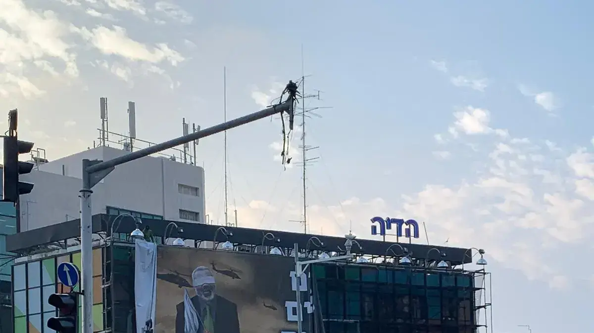 הסרת השלט מרחוב מנחם בגין פינת החשמונאים שהורה להסיר ראש עיריית תל אביב רון חולדאי, בו נראים יו"ר הרשות הפלסטינית אבו מאזן וראש הלשכה המדינית של חמאס איסמעיל הנייה כנועים. 14 בפברואר 2020. הסרת השלט מרחוב מנחם בגין פינת החשמונאים שהורה להסיר ראש עיריית תל אביב רון חולדאי, בו נראים יו"ר הרשות הפלסטינית אבו מאזן וראש הלשכה המדינית של חמאס איסמעיל הנייה כנועים. 14 בפברואר 2020.
