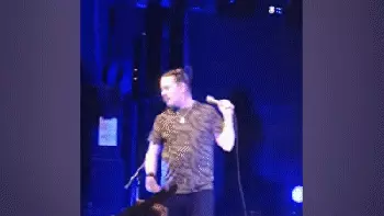 מעריץ זורק את האפר של חברו בהופעה של מיסטר באנגל מעריץ זורק את האפר של חברו בהופעה של מיסטר באנגל