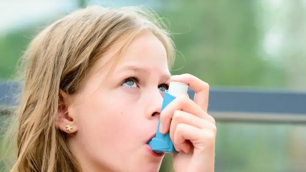 ילדה משתמשת במשאף לאסתמה ילדה משתמשת במשאף לאסתמה