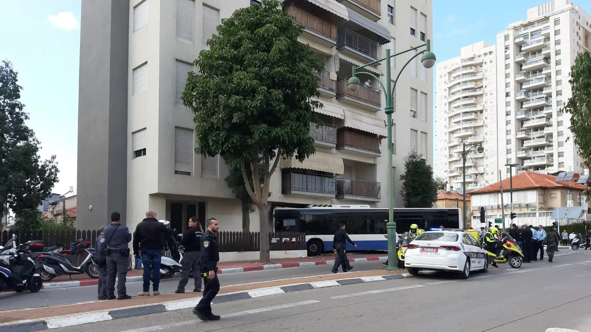 תאונת דרכים- אוטובוס התנגש בבניין מגורים ברמת גן, 2 במרץ 2020 תאונת דרכים- אוטובוס התנגש בבניין מגורים ברמת גן, 2 במרץ 2020
