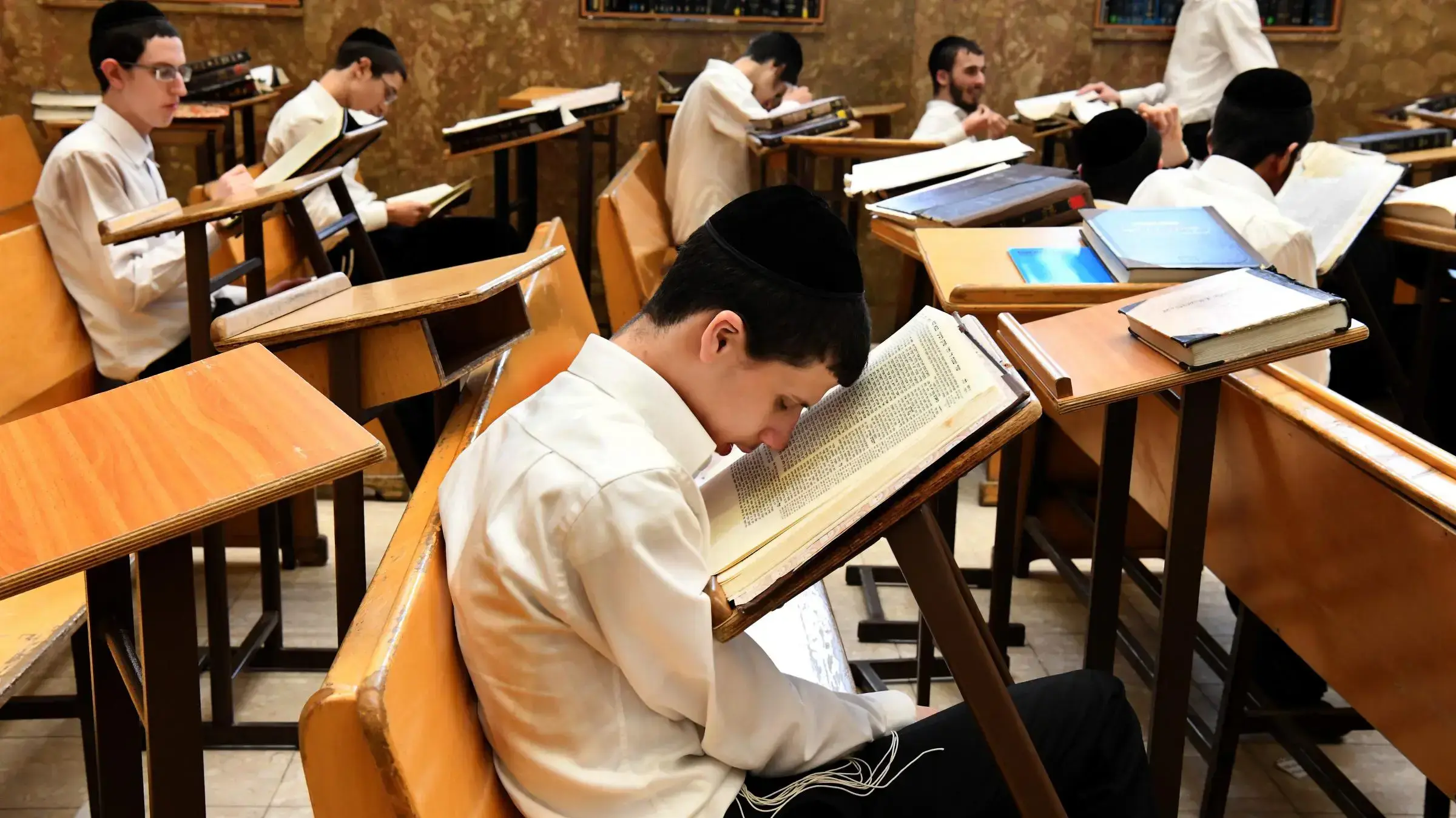 תלמידי ישיבת פוניבז' במהלך יום לימודים בבני ברק 16 במרץ 2020 תלמידי ישיבת פוניבז' במהלך יום לימודים בבני ברק 16 במרץ 2020