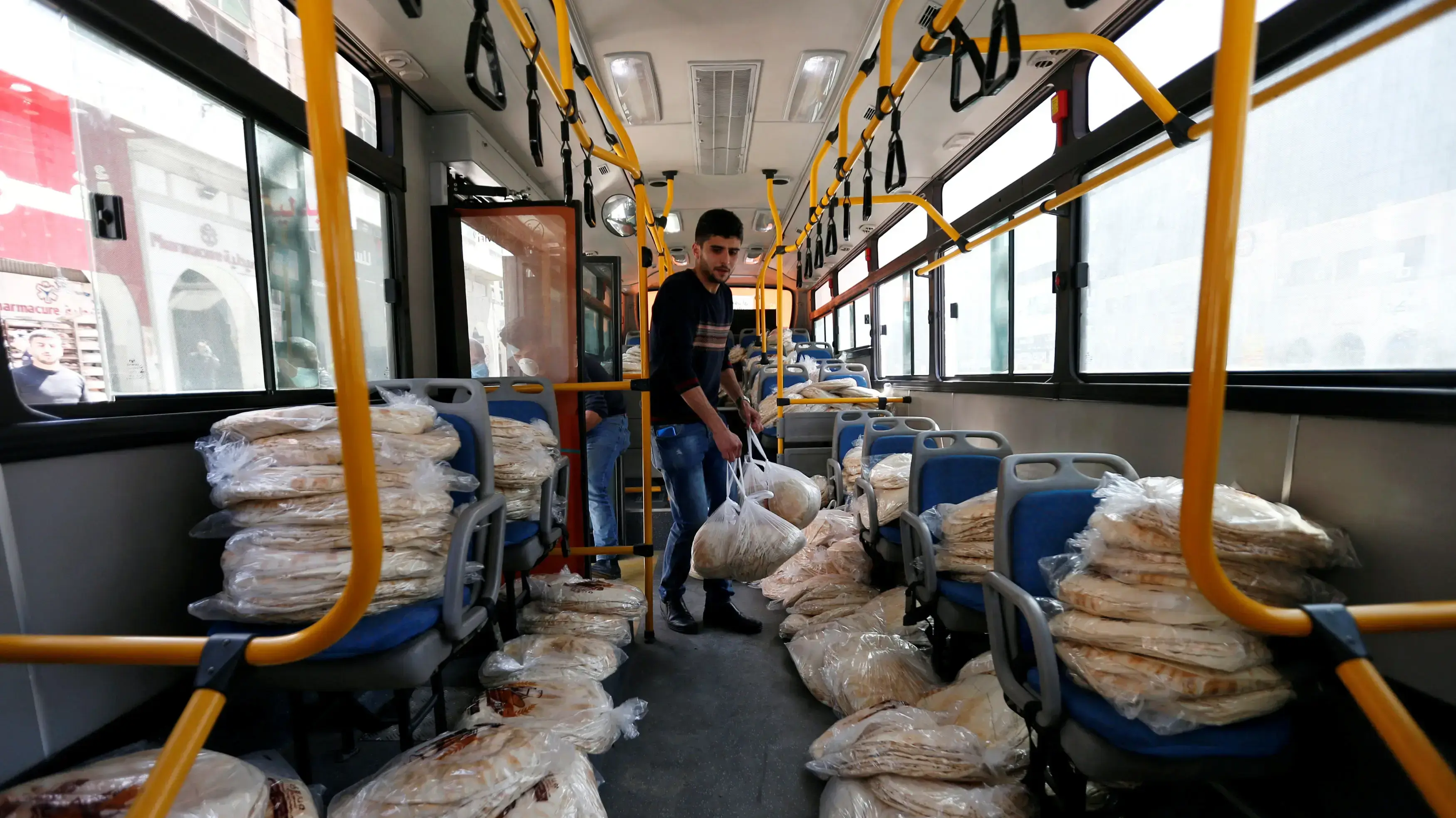 אוטובוס עמוס פיתות שיימכרו לתושבי רבת עמון הנצורים