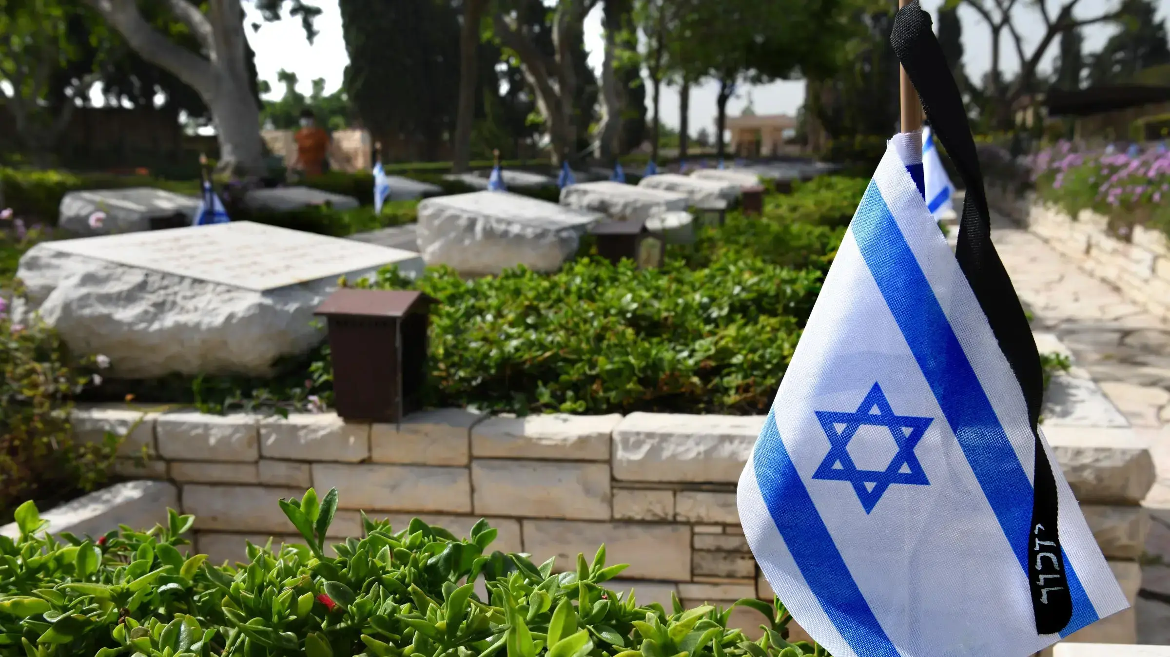 בית הקברות הצבאי בקריית שאול לפני יום הזיכרון לחללי צה"ל תש"ף, 22 באפריל 2020 בית הקברות הצבאי בקריית שאול לפני יום הזיכרון לחללי צה"ל תש"ף, 22 באפריל 2020