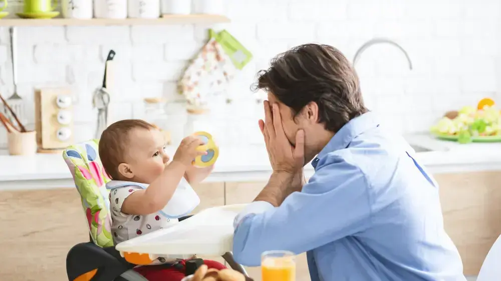 הדרך הכי מהירה להתחבב על תינוקות. גבר משחק עם תינוק הדרך הכי מהירה להתחבב על תינוקות. גבר משחק עם תינוק