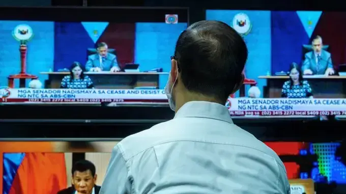 נשיא ערוץ ABS-CBN הפיליפיני לפני שהכריז שהערוץ מושבת, 5 במאי 2020 נשיא ערוץ ABS-CBN הפיליפיני לפני שהכריז שהערוץ מושבת, 5 במאי 2020