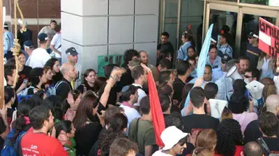 סטודנטים מפגינים מול משרד החינוך בתל אביב סטודנטים מפגינים מול משרד החינוך בתל אביב