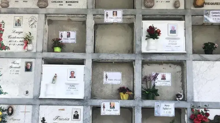 קברים של מתים מנגיף הקורונה בעיירה נמברו, איטליה, מאי 2020 קברים של מתים מנגיף הקורונה בעיירה נמברו, איטליה, מאי 2020