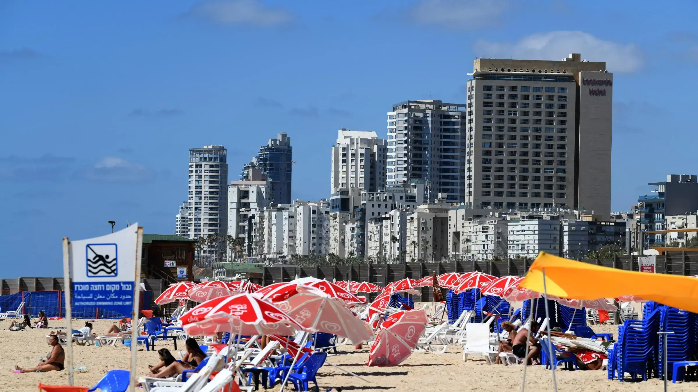 מתרחצים בחוף בת ים, 24 ביוני 2020 מתרחצים בחוף בת ים, 24 ביוני 2020