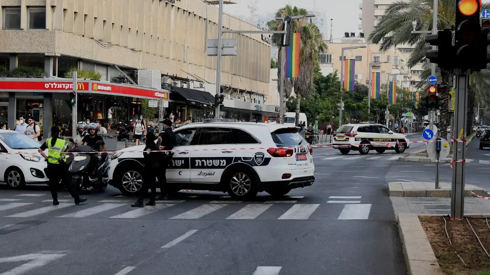 חסימת כבישים באבן גבירול לקראת עצרת המחאה של הקהילה הגאה בכיכר רבין 28 ביוני 2020
(ראובן קסטרו) חסימת כבישים באבן גבירול לקראת עצרת המחאה של הקהילה הגאה בכיכר רבין 28 ביוני 2020
(ראובן קסטרו)