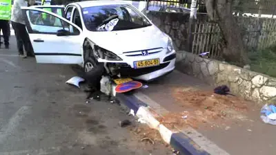 תאונת דרכים קטלנית בפתח תקווה (צילום: קובי שטרן, מד"א זק"א) תאונת דרכים קטלנית בפתח תקווה (צילום: קובי שטרן, מד"א זק"א)