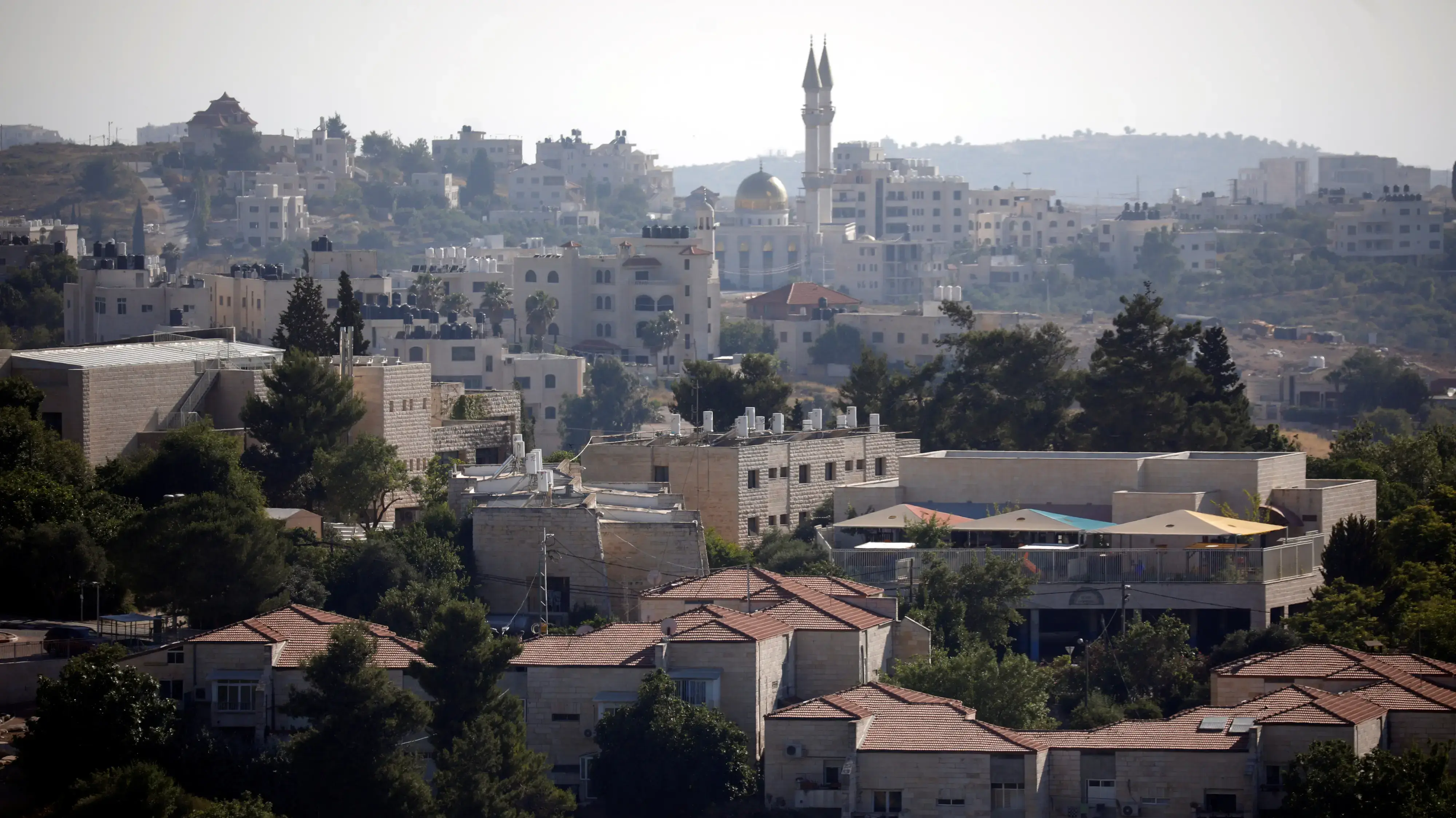 ההתנחלות בית אל ברקע העיר הפלסטינית רמאללה ההתנחלות בית אל ברקע העיר הפלסטינית רמאללה