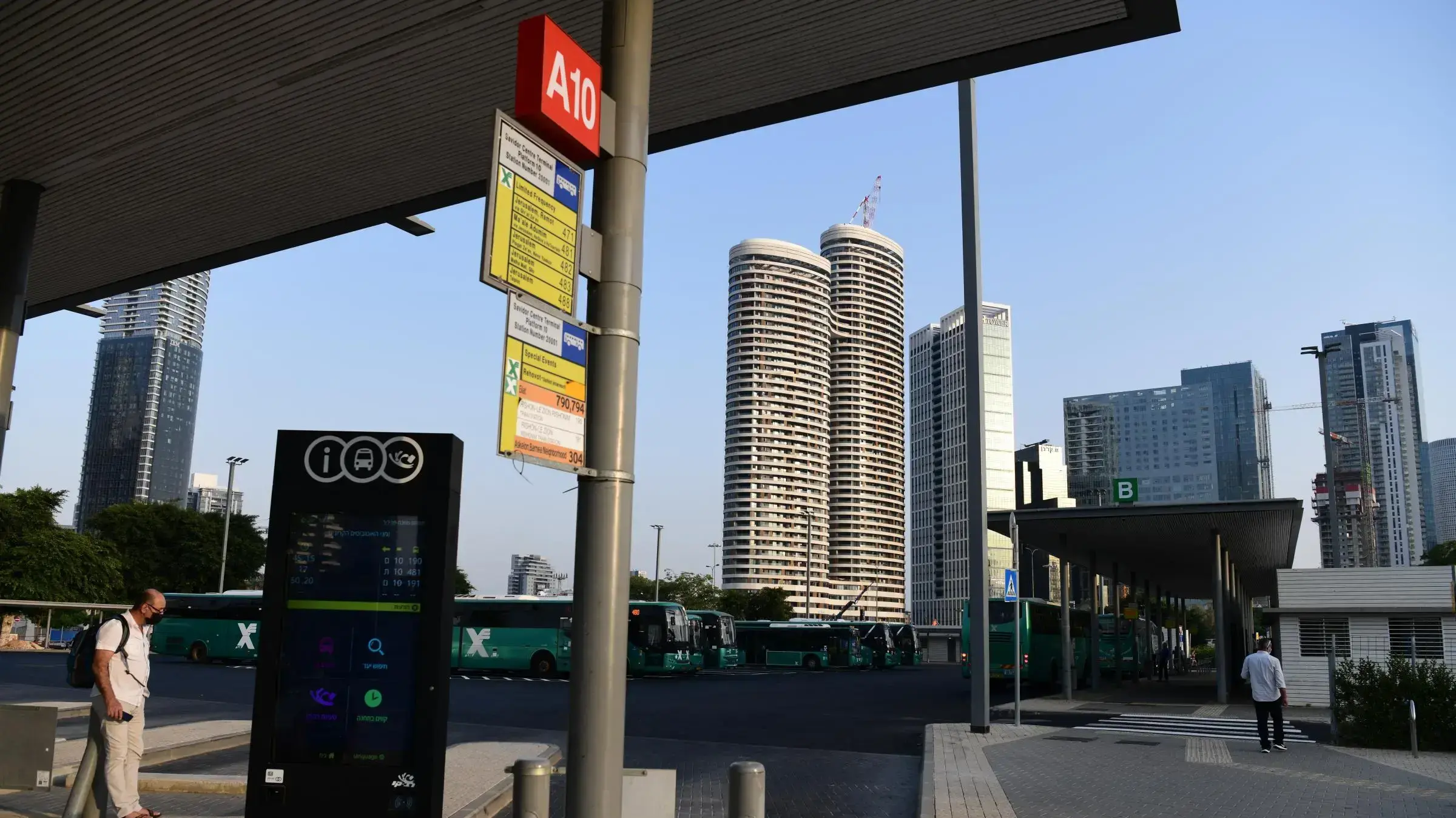 תחנת אוטובוס, מסוף סבידור, תל אביב, 28 ביולי 2020 תחנת אוטובוס, מסוף סבידור, תל אביב, 28 ביולי 2020