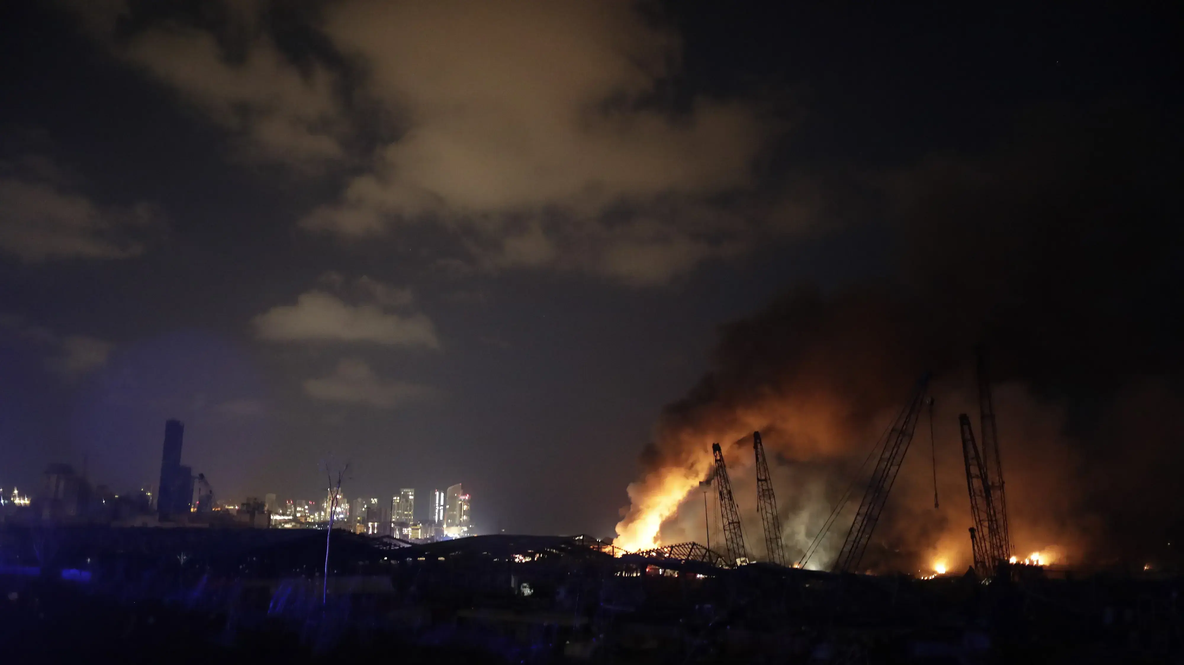 זירת הפיצוץ העז שפקד את נמל ביירות, לבנון 4 באוגוסט 2020 זירת הפיצוץ העז שפקד את נמל ביירות, לבנון 4 באוגוסט 2020