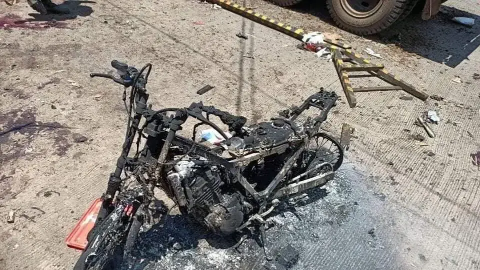 אופנוע שנשרף בפיגוע באי ג'ולו, דרום הפיליפינים, 24 באוגוסט 2020 אופנוע שנשרף בפיגוע באי ג'ולו, דרום הפיליפינים, 24 באוגוסט 2020
