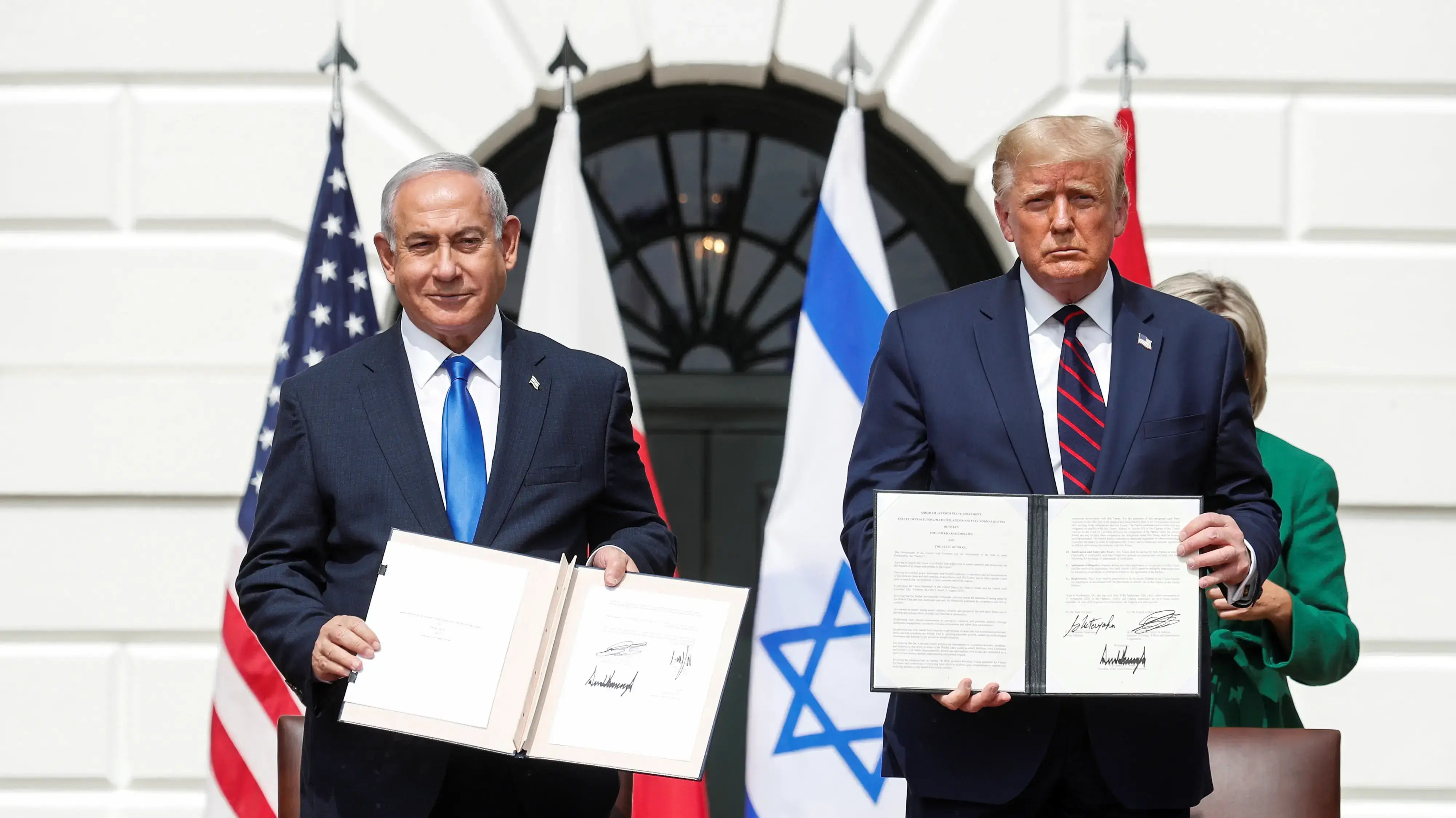 נשיא ארה"ב טראמפ עם ראש הממשלה נתניהו בטקס חתימת הסכמי הנרמול עם האמירויות ובחריין, הבית הלבן, וושינגטון, 15 בספטמבר 2020 נשיא ארה"ב טראמפ עם ראש הממשלה נתניהו בטקס חתימת הסכמי הנרמול עם האמירויות ובחריין, הבית הלבן, וושינגטון, 15 בספטמבר 2020