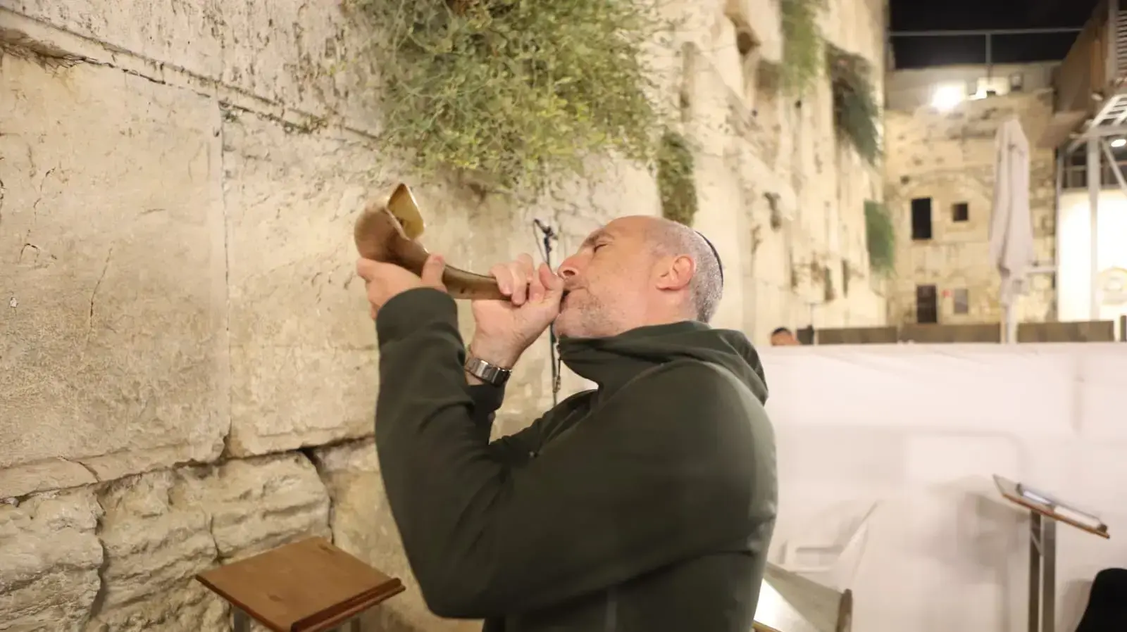 מתפלל תוקע בשופר ברחבת הכותל, ערב יום הכיפורים, 26 בספטמבר 2020.
מתפלל תוקע בשופר ברחבת הכותל, ערב יום הכיפורים, 26 בספטמבר 2020.