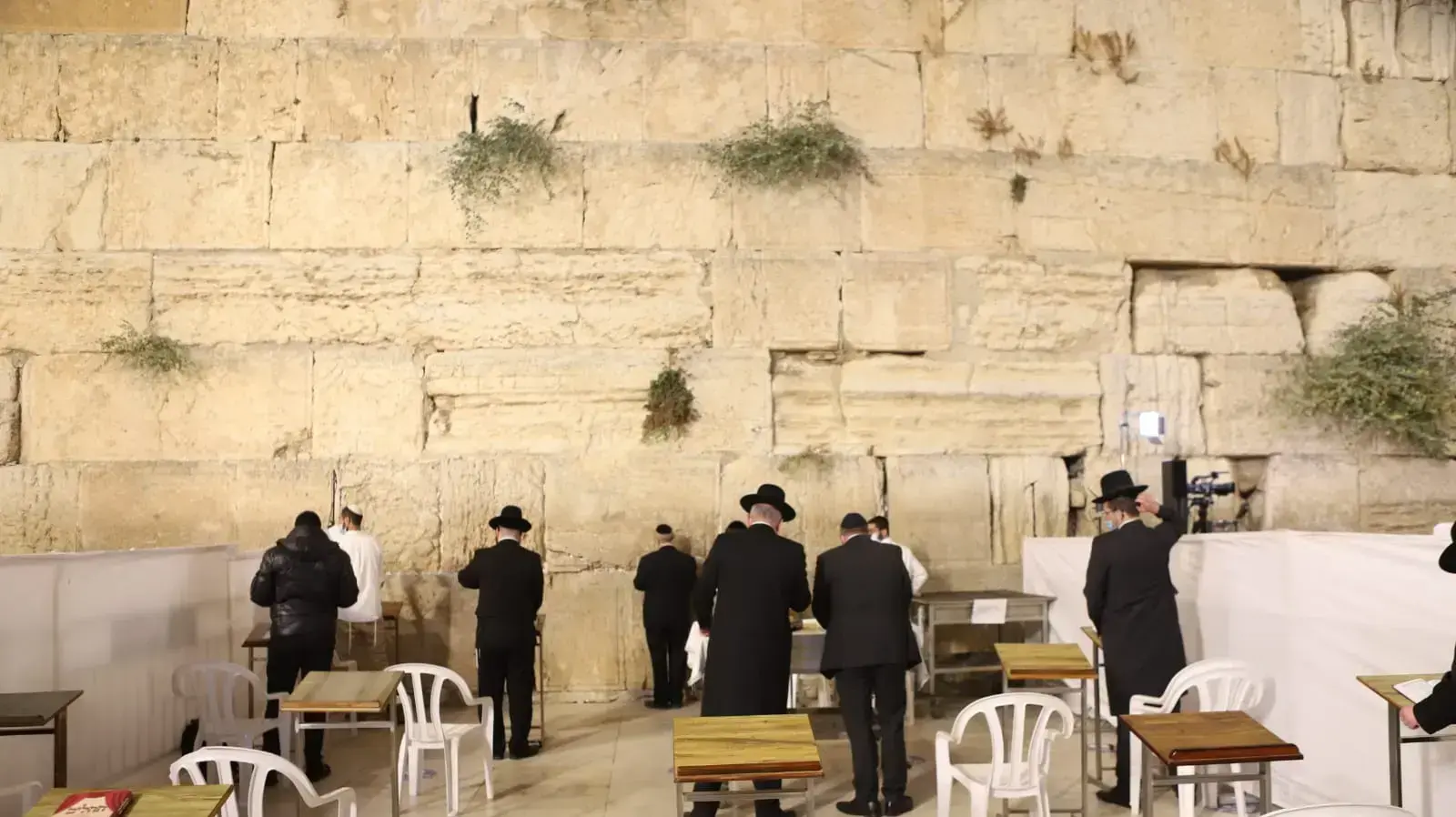 תפילות ערב יום כיפור עם מחיצות ברחבת הכותל, 26 בספטמבר 2020. תפילות ערב יום כיפור עם מחיצות ברחבת הכותל, 26 בספטמבר 2020.