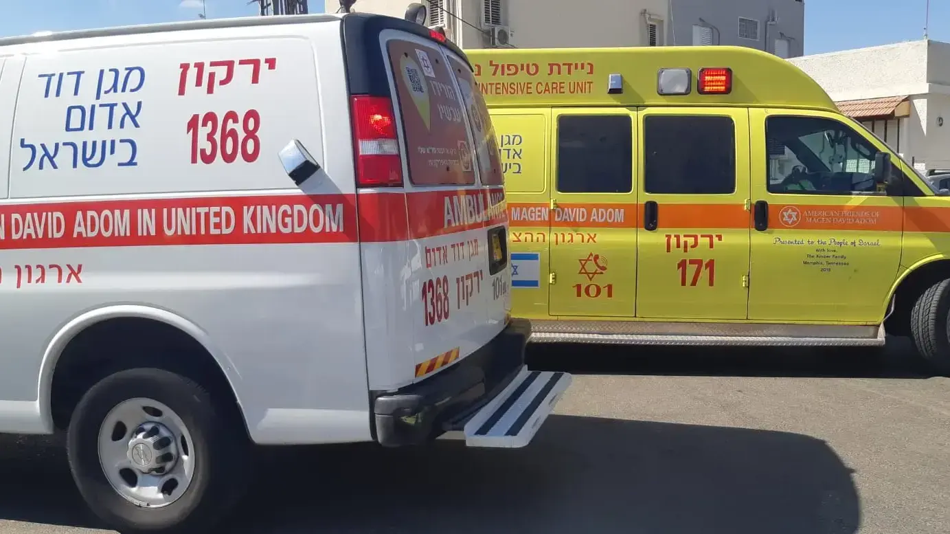 אמבולנס מד"א בזירה בה נכד דקר את סבו בראש העין, 16 באוקטובר 2020 אמבולנס מד"א בזירה בה נכד דקר את סבו בראש העין, 16 באוקטובר 2020