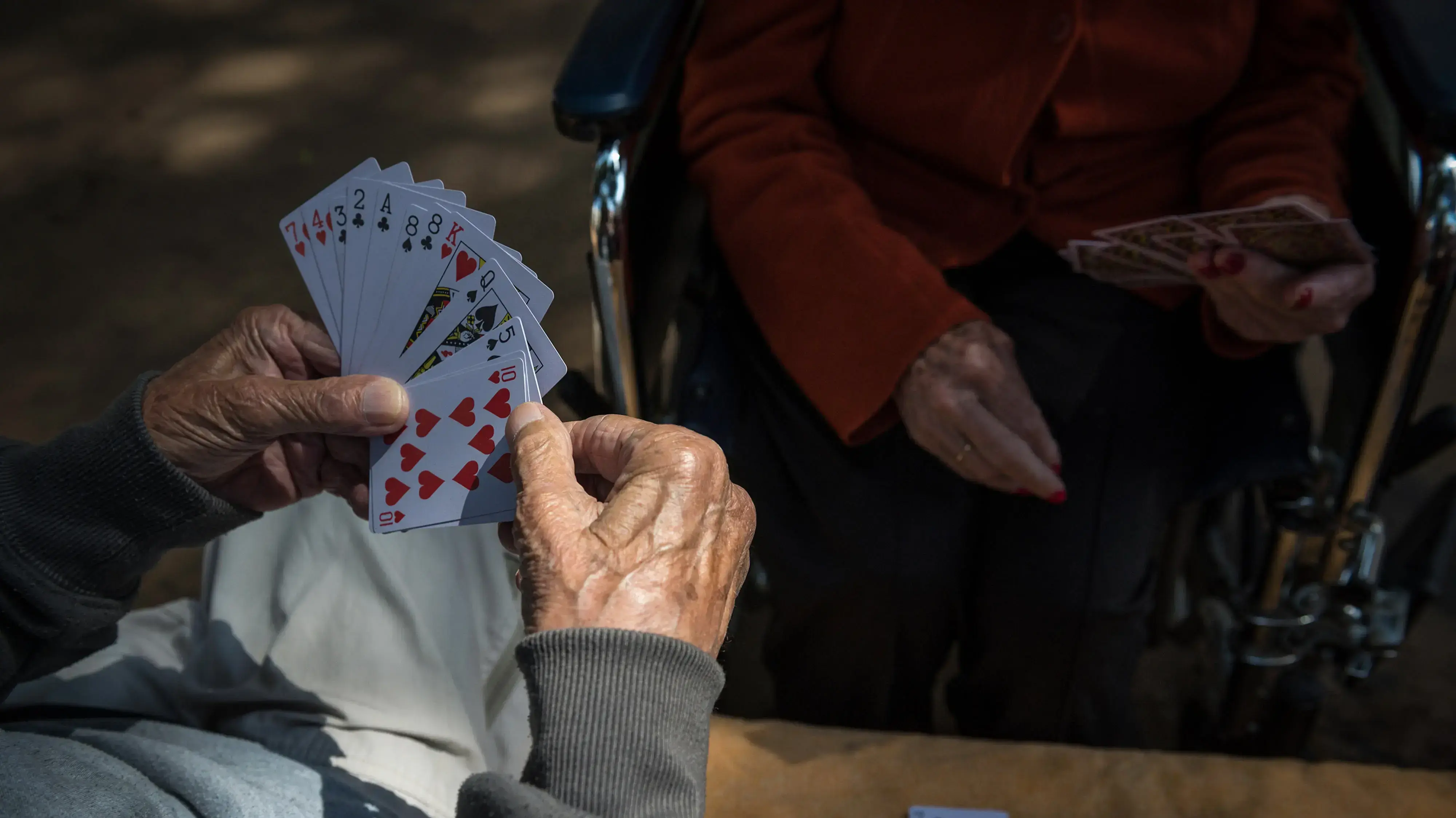 קשישים משחקים קלפים על ספסל ברוטשילד תל אביב, 15 במרץ 2015