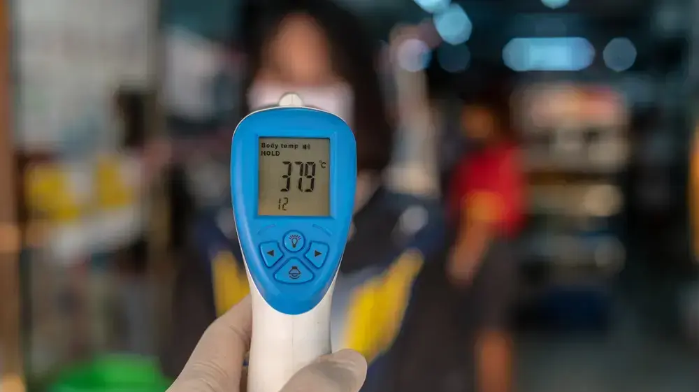 ירידה של 0.02 מעלות בכל עשר שנים - זה לא נשמע הרבה, אבל זה מצטבר. אקדח למדידת חום מציג טמפרטורה של 37.9 מעלות ירידה של 0.02 מעלות בכל עשר שנים - זה לא נשמע הרבה, אבל זה מצטבר. אקדח למדידת חום מציג טמפרטורה של 37.9 מעלות