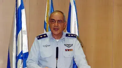 תדרוך הרמטכ"ל לכתבים צבאיים בלשכתו (צילום: עמי שומן) תדרוך הרמטכ"ל לכתבים צבאיים בלשכתו (צילום: עמי שומן)