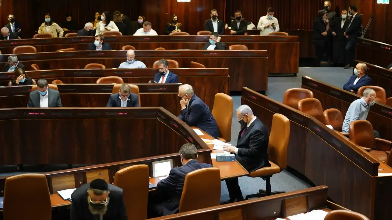 ראש הממשלה, בנימין נתניהו ושר הביטחון, בני גנץ במהלך מליאת הכנסת 2 בדצמבר 2020 ראש הממשלה, בנימין נתניהו ושר הביטחון, בני גנץ במהלך מליאת הכנסת 2 בדצמבר 2020