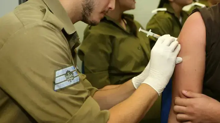 חייל צה"ל מתחסן ביום גיוסו חייל צה"ל מתחסן ביום גיוסו