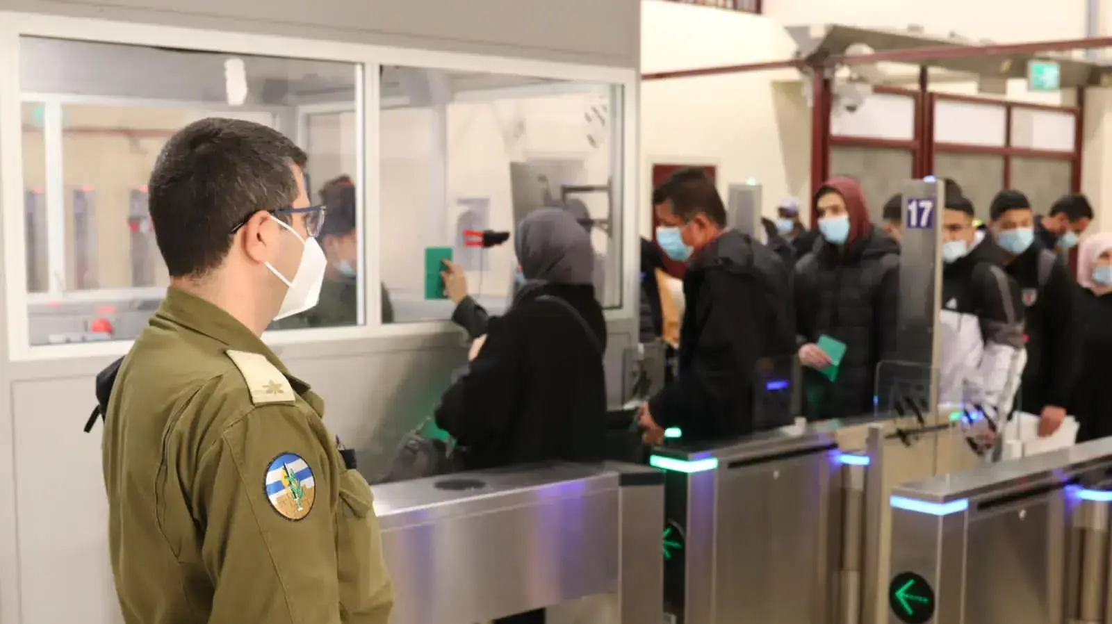 בדיקות קורונה לפועלים במעבר קלנדיה. מבצע משותף של המתפ״ש והמנהל האזרחי יחד עם מפקדת אלון ומד״א. בדיקות קורונה לפועלים במעבר קלנדיה. מבצע משותף של המתפ״ש והמנהל האזרחי יחד עם מפקדת אלון ומד״א.