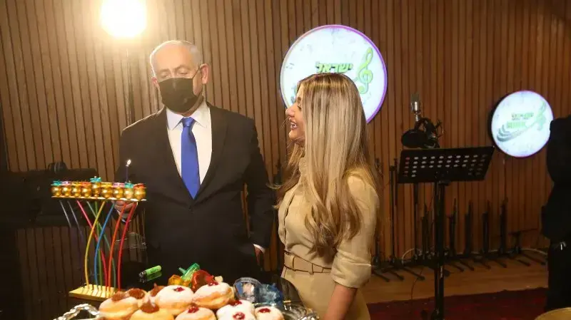בנימין נתניהו ועדן בן זקן מבצעים גרסת כיסוי לשיר "יש בי אהבה" בנימין נתניהו ועדן בן זקן מבצעים גרסת כיסוי לשיר "יש בי אהבה"