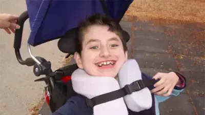 הילדה אשלי בכסא גלגלים הילדה אשלי בכסא גלגלים