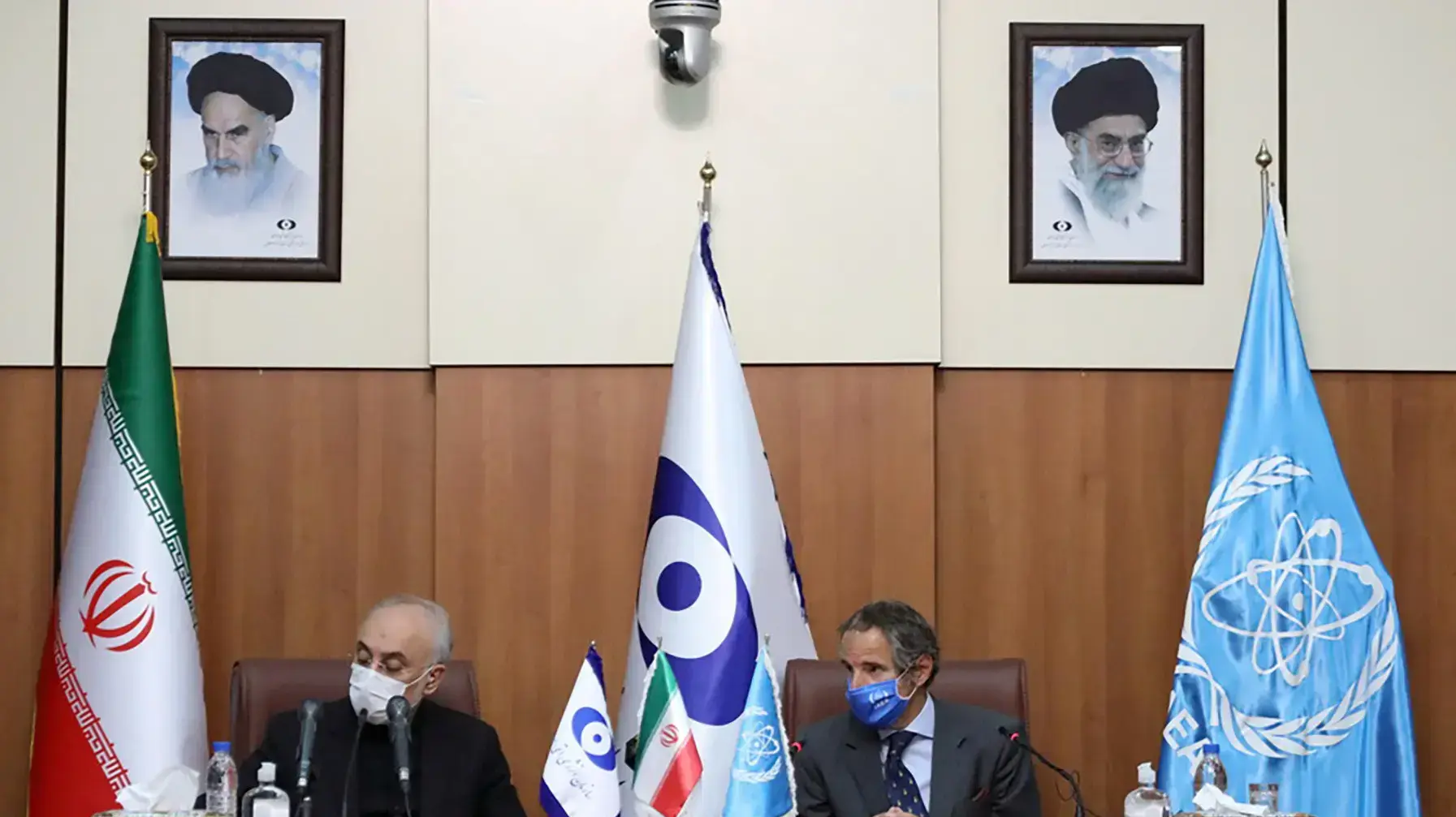ראש ארגון האנרגיה האטומית באיראן עלי-אכבר סאלחי ויו"ר סבא"א, רפאל גרוסי, במסיבת עיתונאים בטהראן, איראן. נובמבר 2019 ראש ארגון האנרגיה האטומית באיראן עלי-אכבר סאלחי ויו"ר סבא"א, רפאל גרוסי, במסיבת עיתונאים בטהראן, איראן. נובמבר 2019