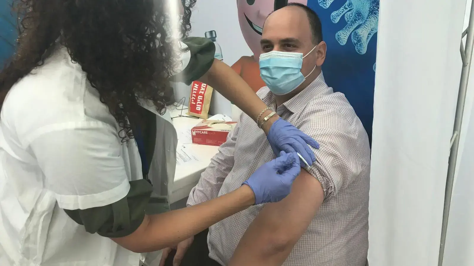 ראש עיריית בת-ים צביקה ברוט קיבל את החיסון לנגיף הקורונה, 20 בדצמבר 2020 ראש עיריית בת-ים צביקה ברוט קיבל את החיסון לנגיף הקורונה, 20 בדצמבר 2020