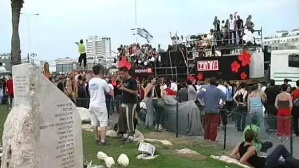 המצבה לזכר הרוגי הדולפינריום על רקע מצעד האהבה המצבה לזכר הרוגי הדולפינריום על רקע מצעד האהבה