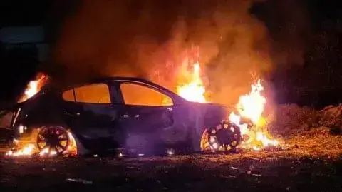 רכב עולה באש בכפר קרע, חצי שעה לאחר שנורה צעיר תושב היישוב למוות. 05 בינואר 2021 רכב עולה באש בכפר קרע, חצי שעה לאחר שנורה צעיר תושב היישוב למוות. 05 בינואר 2021
