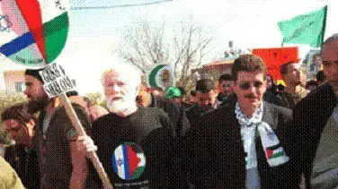 יו"ר מועדון האסיר הפלסטיני קאדורה פארס מפגין יחד עם אורי אבנרי יו"ר מועדון האסיר הפלסטיני קאדורה פארס מפגין יחד עם אורי אבנרי