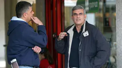 צילום פפראצי של יוסי בכר מנהל רשות המסים עם רפי רותם צילום פפראצי של יוסי בכר מנהל רשות המסים עם רפי רותם