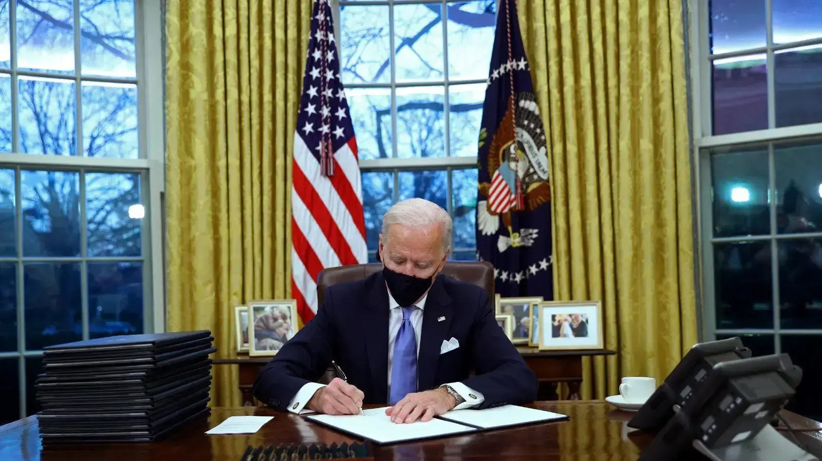 נשיא ארה"ב ג'ו ביידן בחדר הסגלגל, 20 בינואר 2021 נשיא ארה"ב ג'ו ביידן בחדר הסגלגל, 20 בינואר 2021
