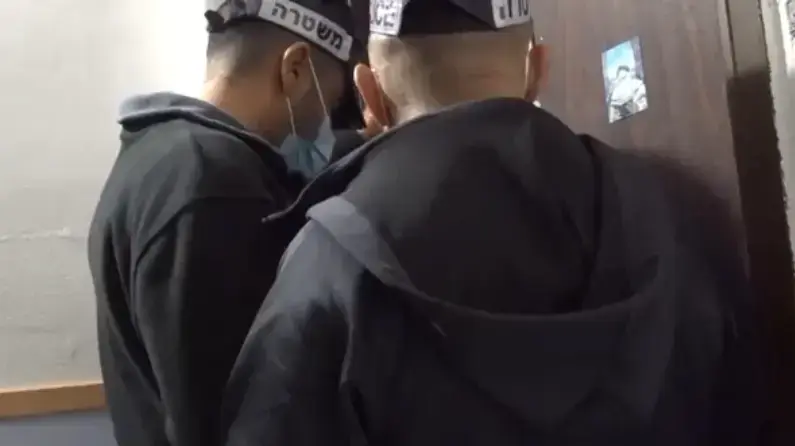 שוטרים במהלך מעצרם של 23 חשודים בעבירות מין ופדופילה
שוטרים במהלך מעצרם של 23 חשודים בעבירות מין ופדופילה