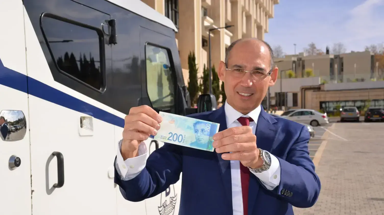 הוספת חתימת נגיד בנק ישראל, פרופ' אמיר ירון על שטרות ה-100 ₪ וה-200 ₪ הוספת חתימת נגיד בנק ישראל, פרופ' אמיר ירון על שטרות ה-100 ₪ וה-200 ₪