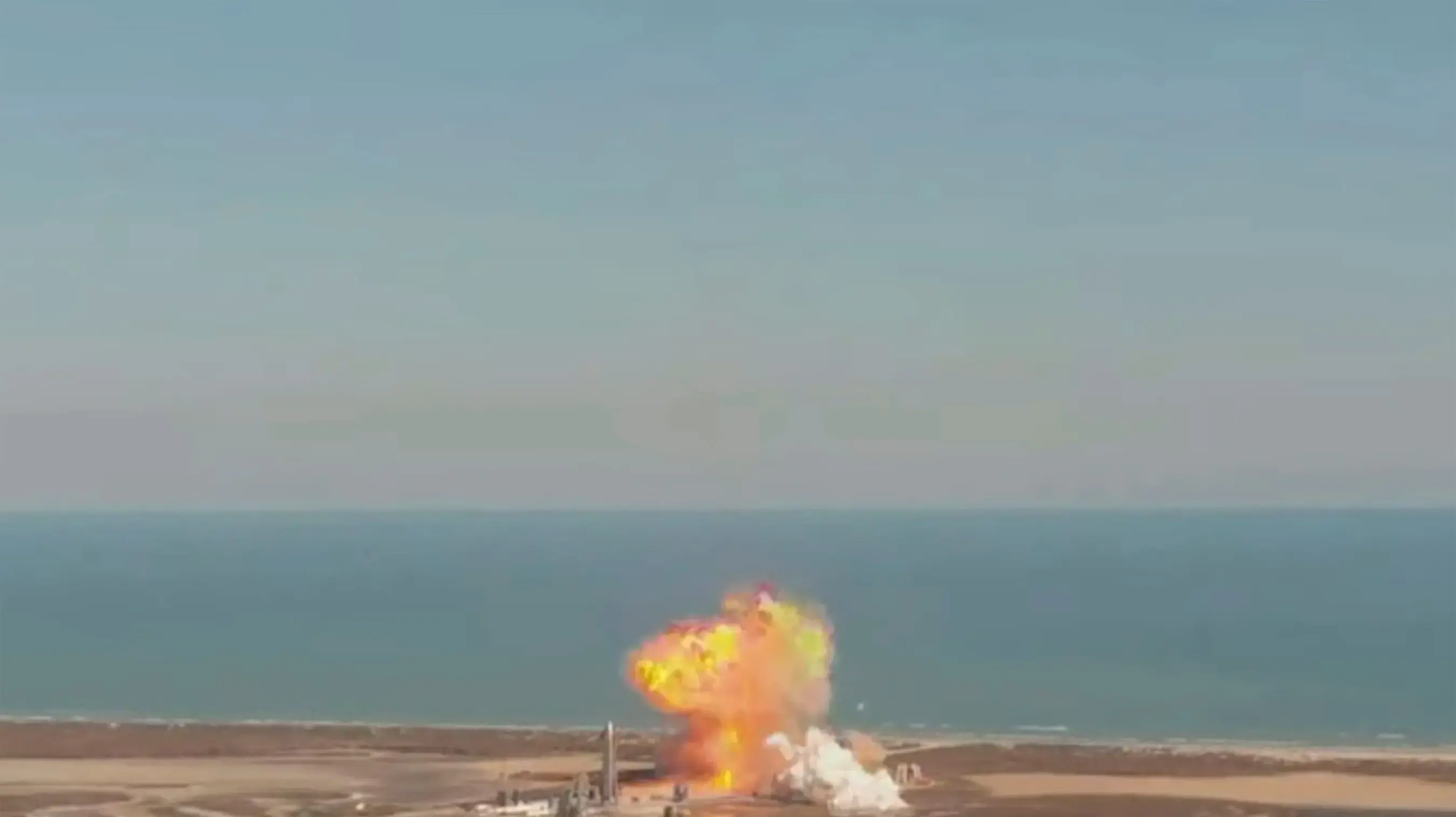 חללית של SpaceX מתפוצצת בנחיתה בסוף ניסוי בטקסס, ארצות הברית. 2 בפברואר 2021 חללית של SpaceX מתפוצצת בנחיתה בסוף ניסוי בטקסס, ארצות הברית. 2 בפברואר 2021