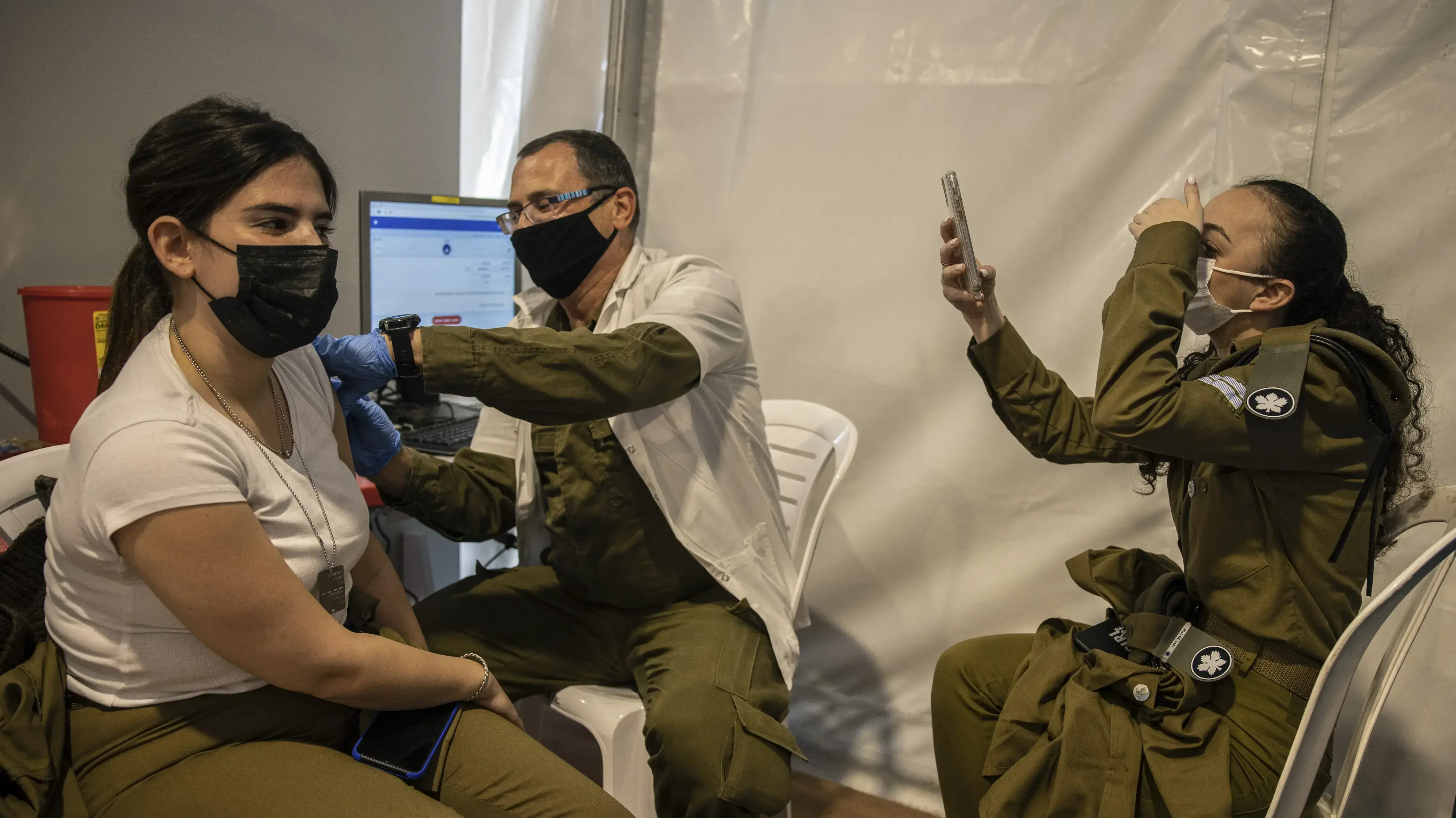 חיילים מתחסנים נגד קורונה בבסיס צה"ל סמוך לראשל"צ. 11 בפברואר 2021 חיילים מתחסנים נגד קורונה בבסיס צה"ל סמוך לראשל"צ. 11 בפברואר 2021