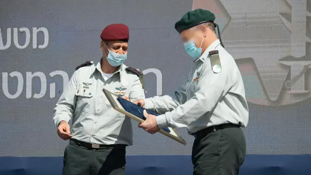 תת-אלוף י׳ נכנס לתפקידו כמפקד יחידה 8200 באגף המודיעין במקומו של תת-אלוף א׳ , הרמטכ"ל כוכבי העניק ליחידה אות הערכה תת-אלוף י׳ נכנס לתפקידו כמפקד יחידה 8200 באגף המודיעין במקומו של תת-אלוף א׳ , הרמטכ"ל כוכבי העניק ליחידה אות הערכה